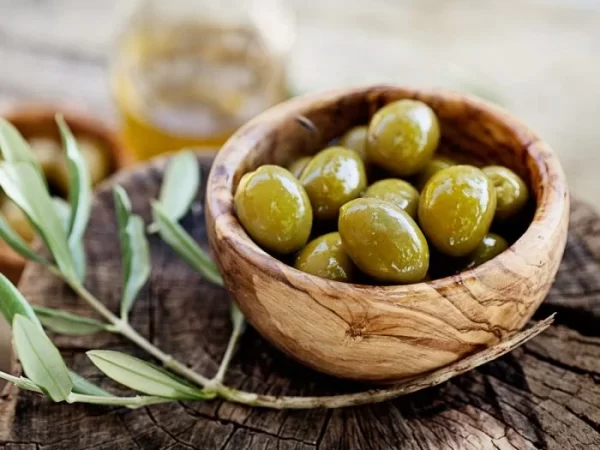 wellhealthorganic.com:11-health-benefits-and-side-effects-of-olives-benefits-of-olives