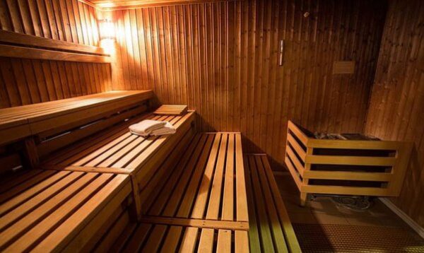 wellhealthorganic.com:difference-between-steam-room-and-sauna-health-benefits-of-steam-room