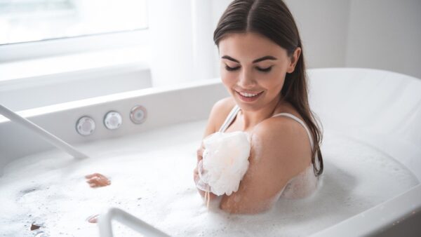 wellhealthorganic.com:which-is-better-hot-water-or-cold-water-bath